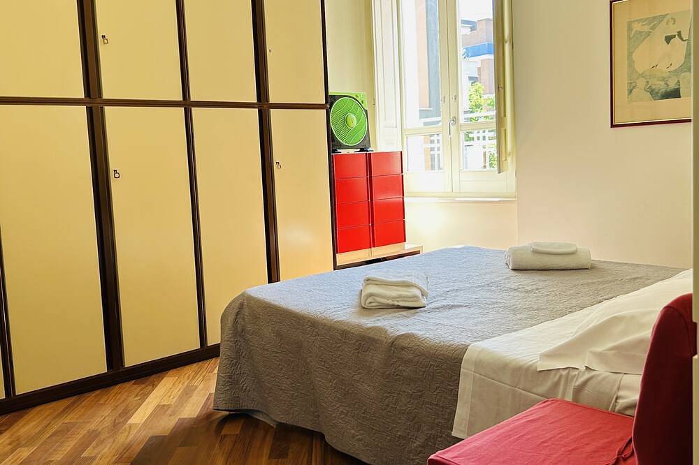 Entire apartment, Elegant reserved just steps from the sea, very central in Pescara, Pescara Province