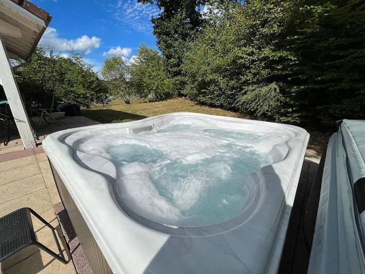 Location de vacances pour 10 personnes, avec Balcon et Jacuzzi ainsi que Terrasse et Jardin à Dinozé