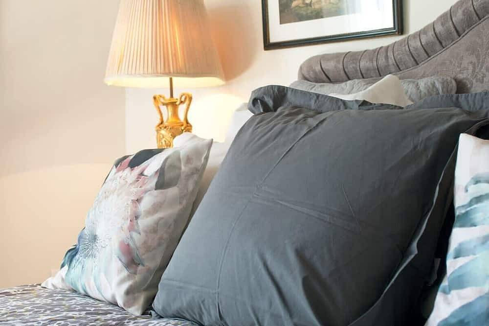 Chez Vous à Uzès, Heated Pool, Garden, Steps to Place aux Herbes, in Uzès, Nimes region