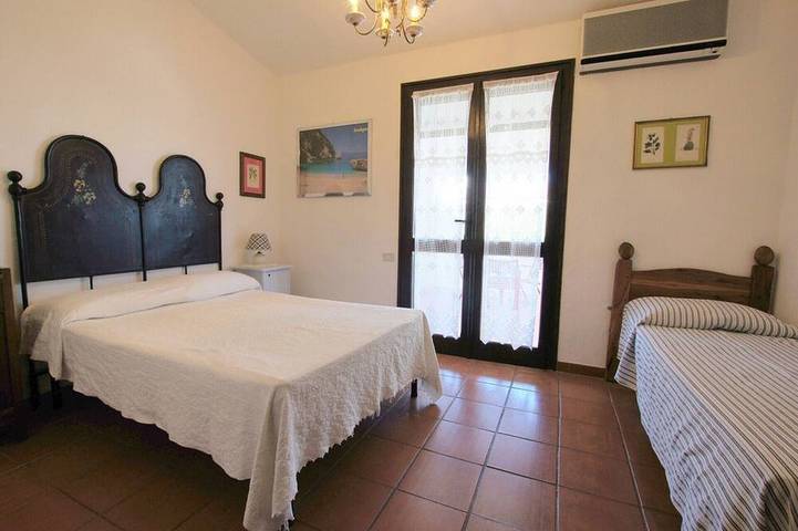Villa Mary a Pula: posizione esclusiva con accesso privato alla spiaggia in Porto Columbu, Sarroch
