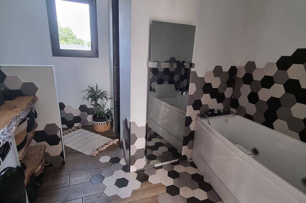 Maison vue sur le Lubéron Avec Piscine Miroir in Maubec, Parque natural regional del Luberon