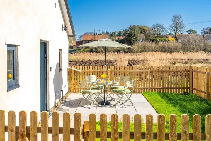 Holiday rental for 4 people, with view and lake view as well as garden in Cley next the Sea