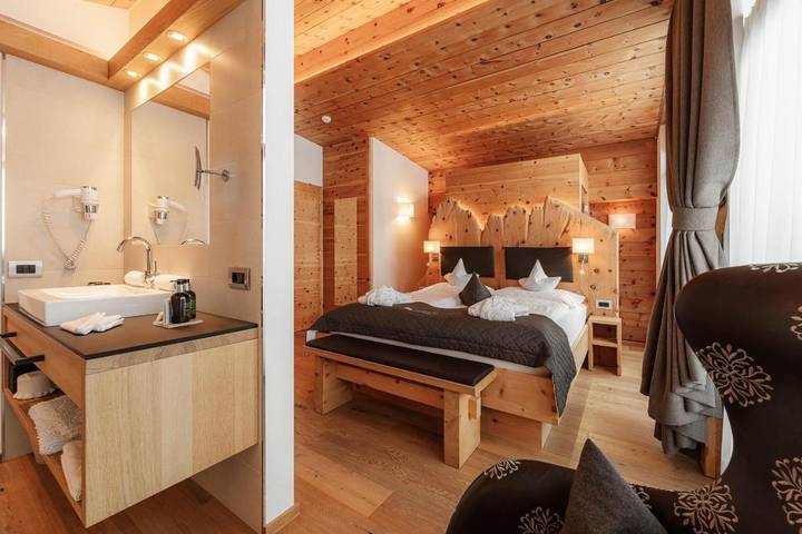 Hotel für 3 Personen, mit Balkon und Whirlpool sowie Terrasse und Garten in Wolkenstein