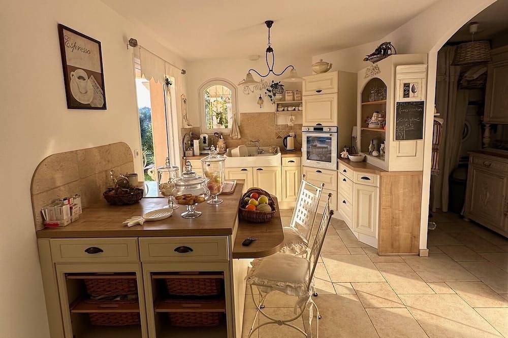 Villa provençale de 150m2 avec piscine et stationnement au calme. in Draguignan, Région de Draguignan