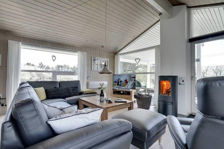 Modernes Ferienhaus mit Außensauna, Außenwhirlpool und Dünenblick in Henne Strand in Henne, Lago Filsø