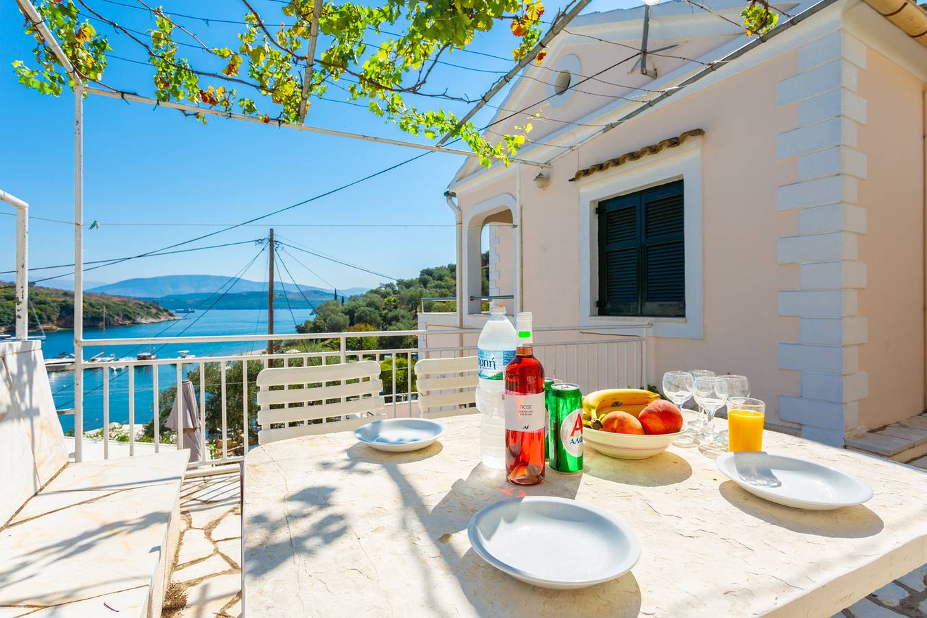 Entire apartment, Alexandra: Walk to Beach, Sea Views, A/C, Wifi, Car Not Required in Agios Stefanos (Corfu), Corfu