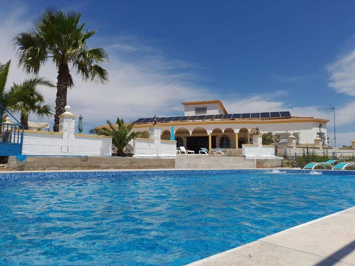 Gîte pour 12 personnes, avec jacuzzi ainsi que terrasse et jardin à Lora del Río