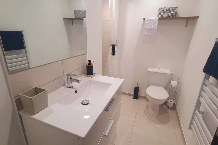 Grand loft moderne avec extérieur privatif, climatisation et stationnement in Montélimar, Région de nyons