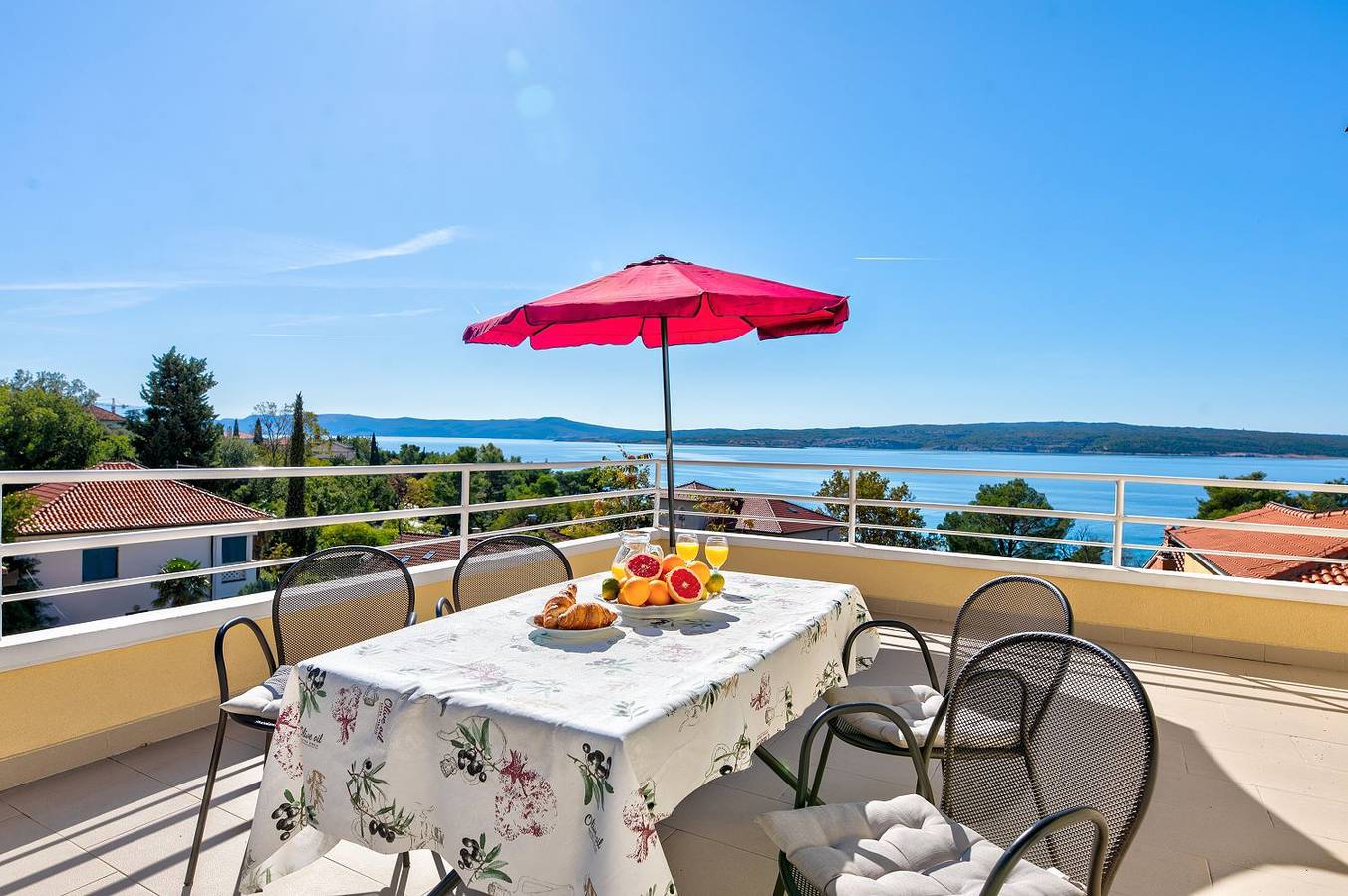 Ganze Wohnung, Einzigartiges Apartment nur 100 Meter zum Sandstrand mit grosser Dachterrasse, Meerblick, Waschmaschine in Crni molo, Crikvenica