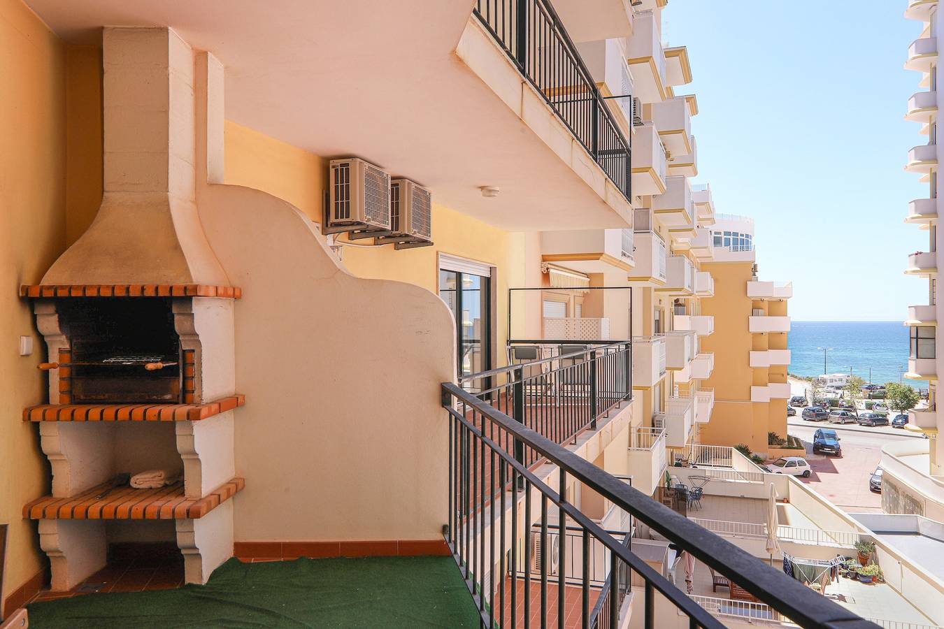 Apartamento inteiro, Apartamento 'Olival Beach' com Vista Mar, Piscina Partilhada e Wi-Fi in Armação de Pêra (costa), Armação de Pêra