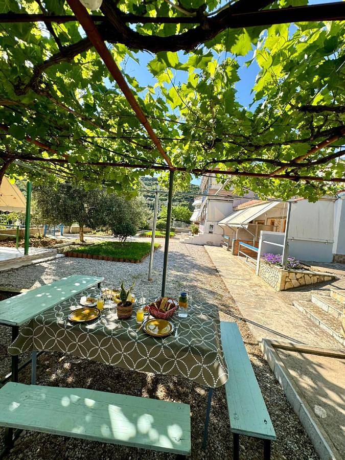 Maison d’hôte pour 3 personnes, avec vue ainsi que balcon et jardin, adapté aux familles à Himarë