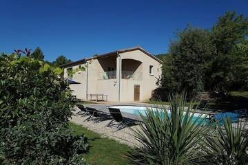 Gîte pour 9 personnes, avec balcon et jardin, animaux acceptés à Les Salelles