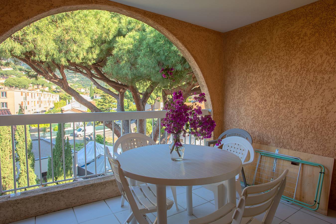 Appartement entier, Appartement "Cavalaire Sur Mer" avec terrasse privée, piscine partagée et Wi-Fi in Cavalaire-Sur-Mer, Région De Draguignan