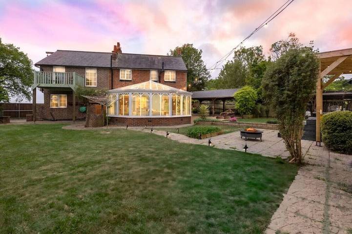 Holiday home for 12 people, with hot tub in Sussex