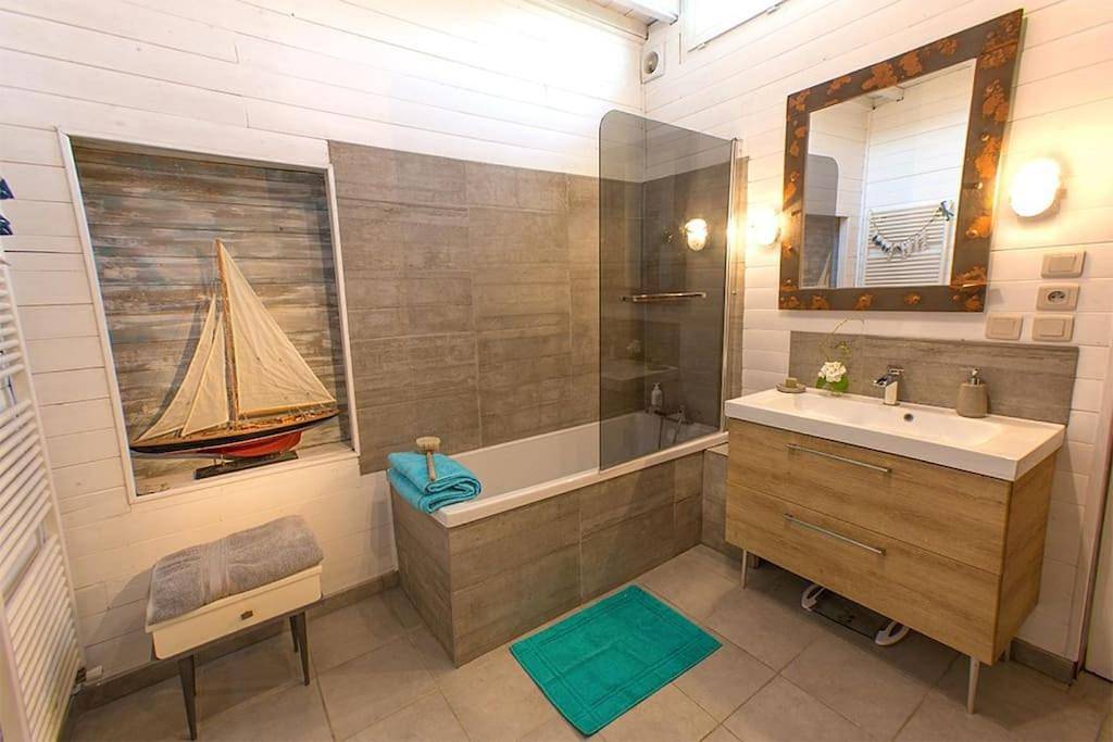 Two-Bedroom House in Fourques, Côte méditerranéenne (France)