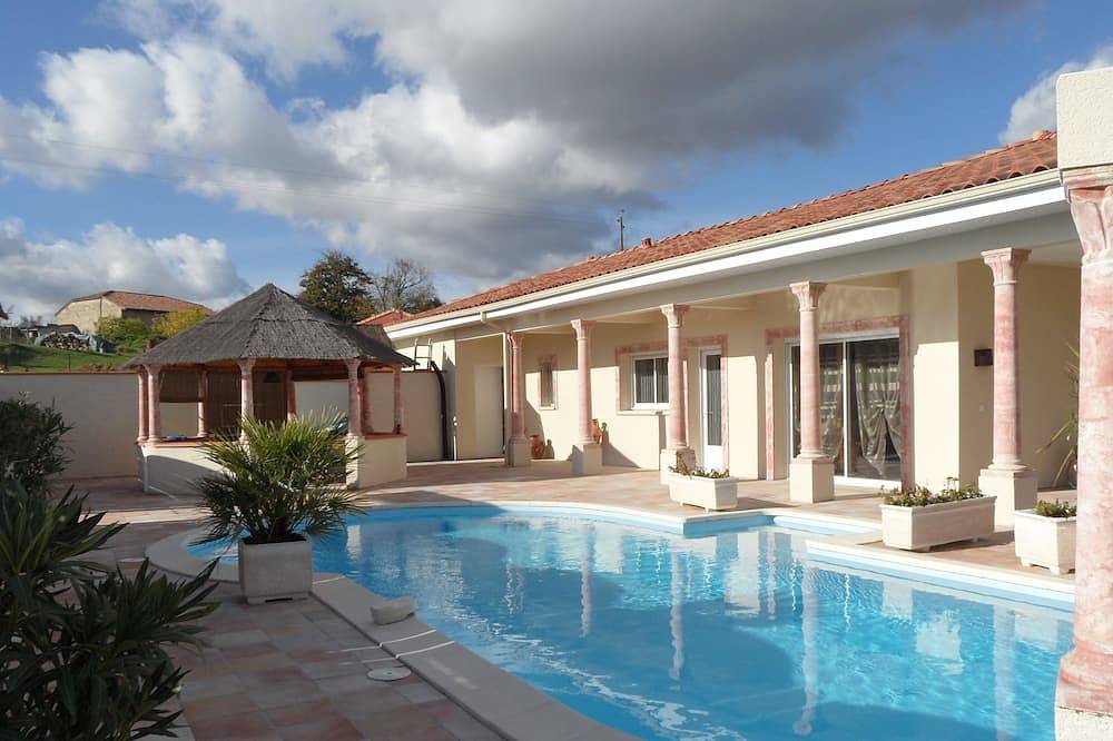 Villa Carthage confort & vue  piscine Xl / Downhill stylish Villa view & Xl pool in Calignac, Région de Nérac