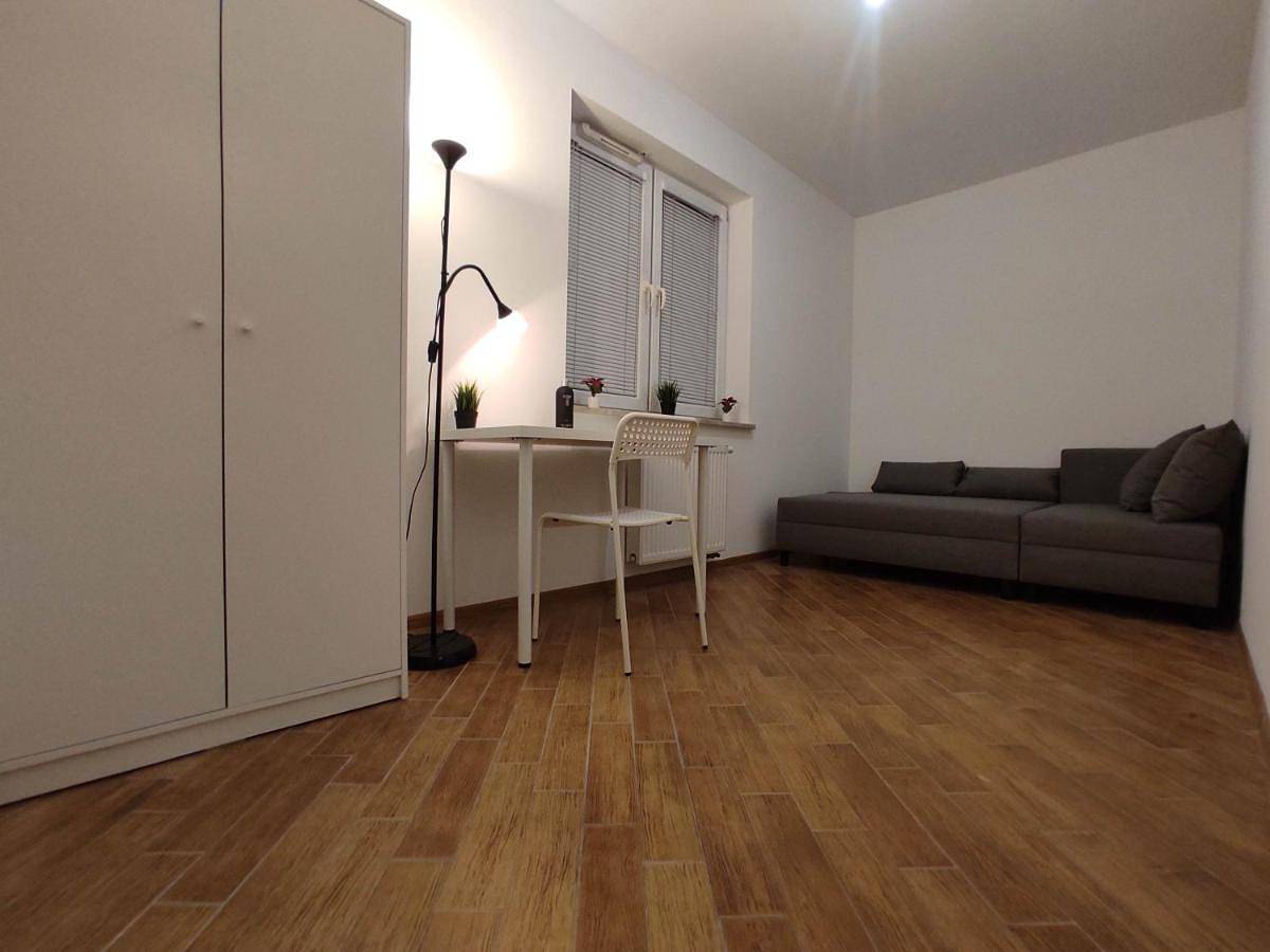 Nice room with 2 shared bathrooms ,Wc , 2km to old town -100m from Metro Szwedzka in Warszawa, Mazowsze