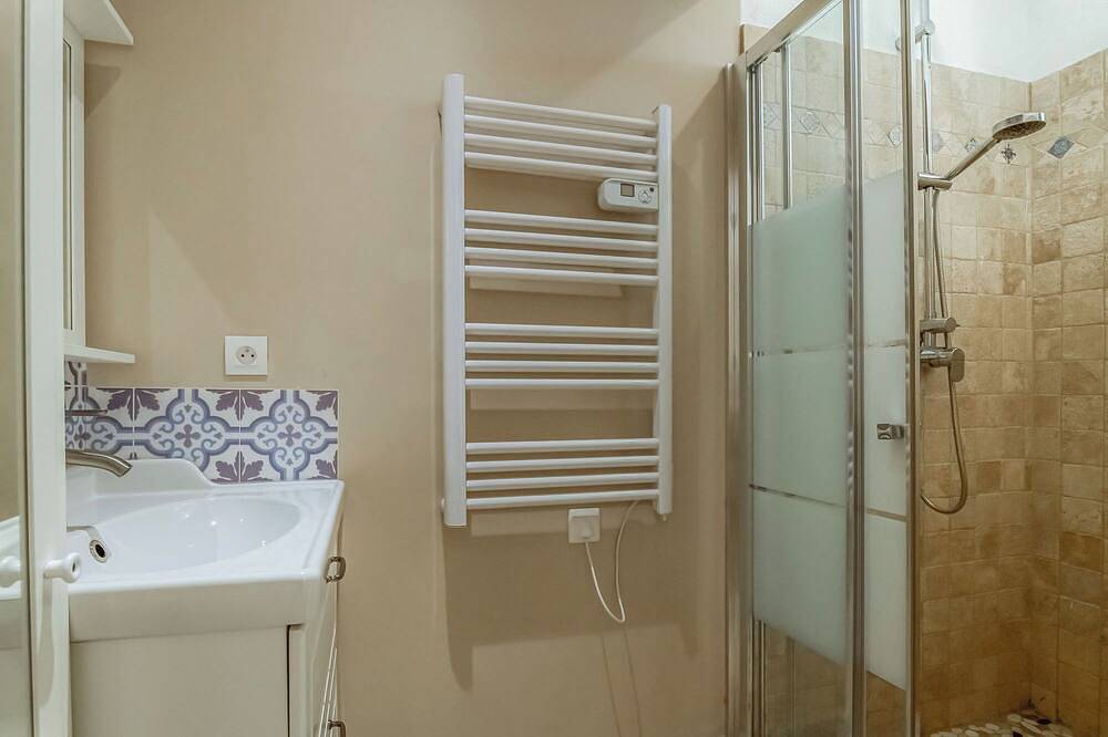 Guest rooms with Jacuzzi and swimming pool in Saint-Victoret, Istres region