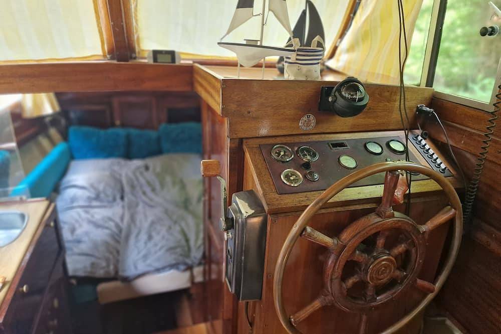Hans im Glück, stillgelegte Yacht aus den 1960-ziger Clamping der besonderen Art in Hundsdorf, Westerwald