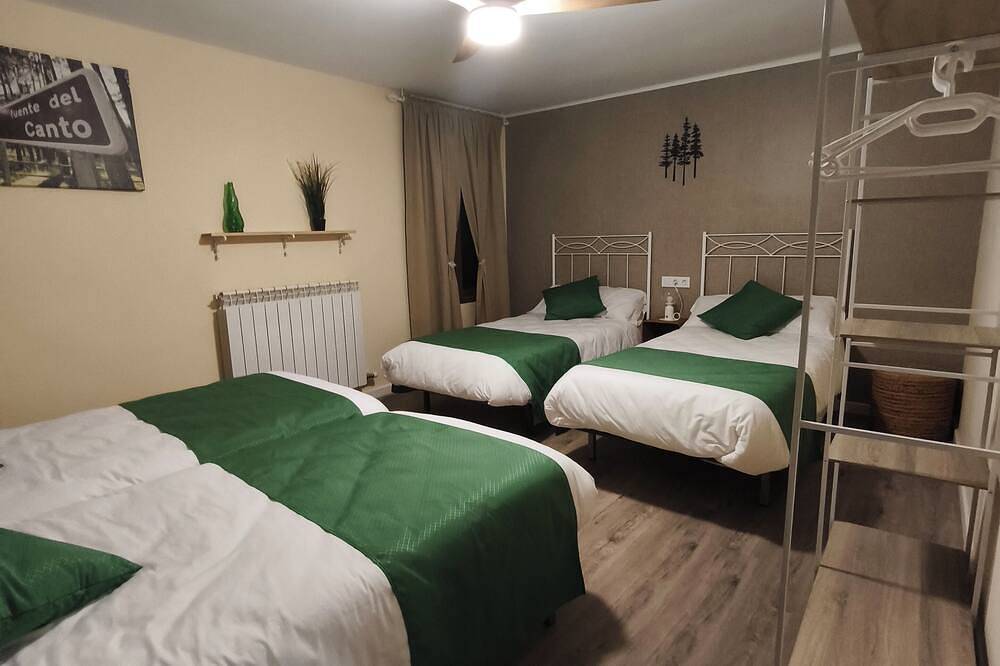 Casa rural con barbacoa, sala de juegos ideal familias y grupos. Teruel in Cella, Teruel Region