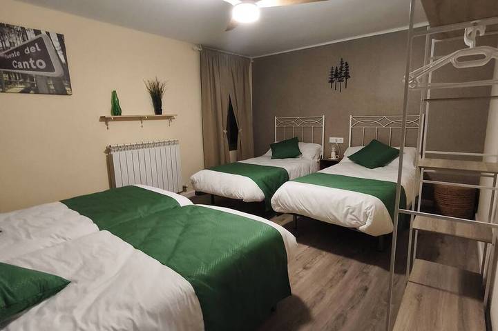Casa rural con barbacoa, sala de juegos ideal familias y grupos. Teruel in Cella, Teruel und Umgebung
