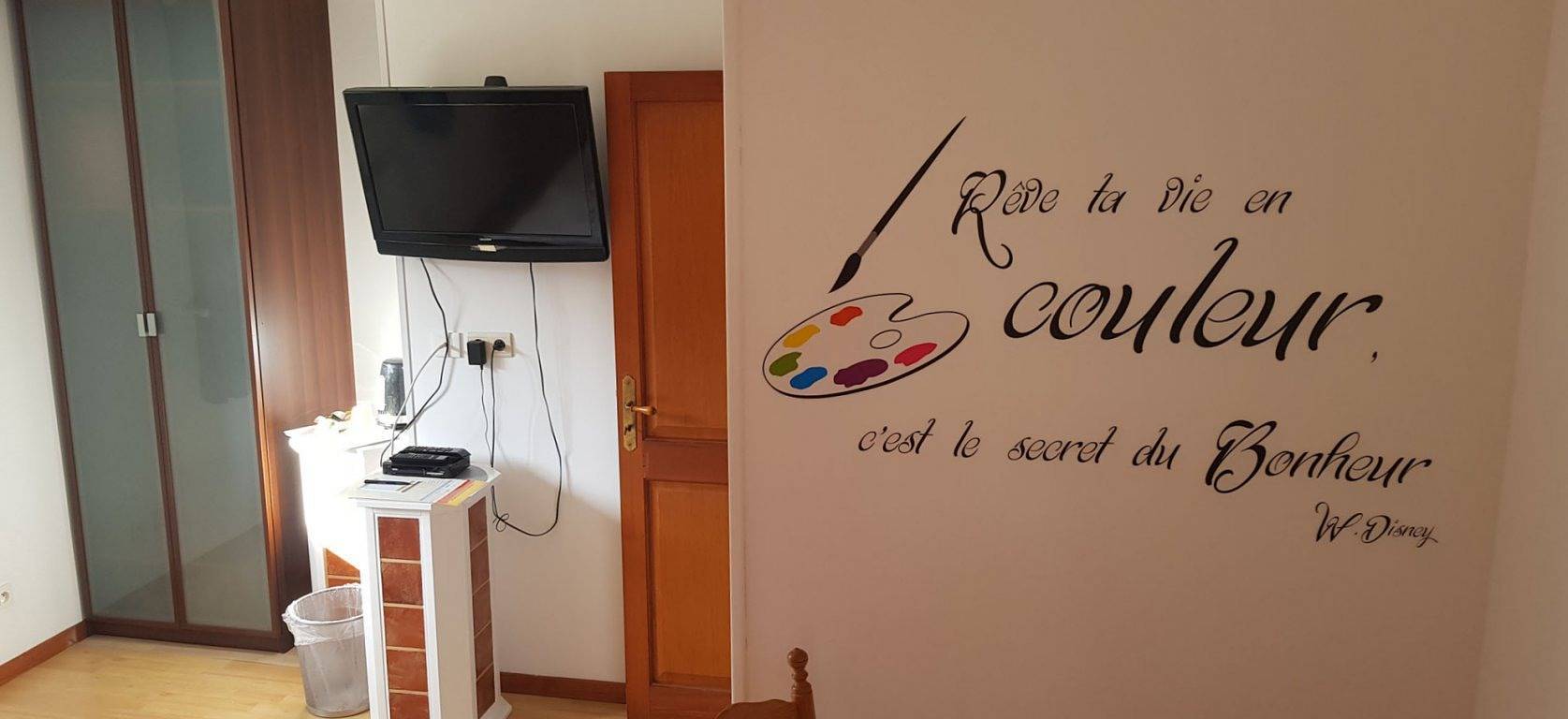 Maison Cancela - chambres d'hôtes et suite familiale - Chambre Rouge in Siguer, Parc naturel régional des Pyrénées ariégeoises