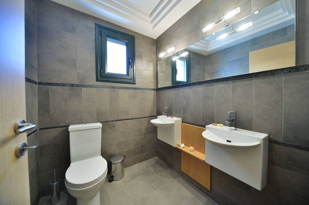 Elegant Villa by B&E in Porto Rafti, Markopoulo-Mesogaia