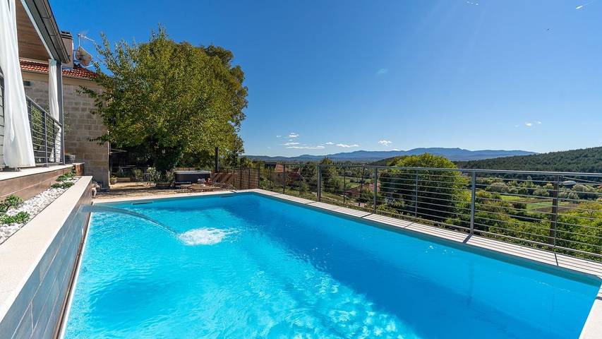 Villa pour 8 personnes, avec piscine et jardin ainsi que terrasse et jacuzzi à Sinj - 2