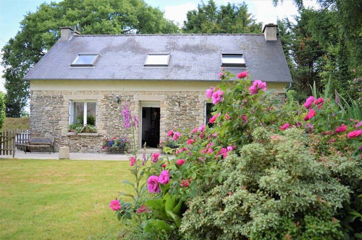 Location de vacances pour 6 personnes, avec jardin et vue dans Plévin