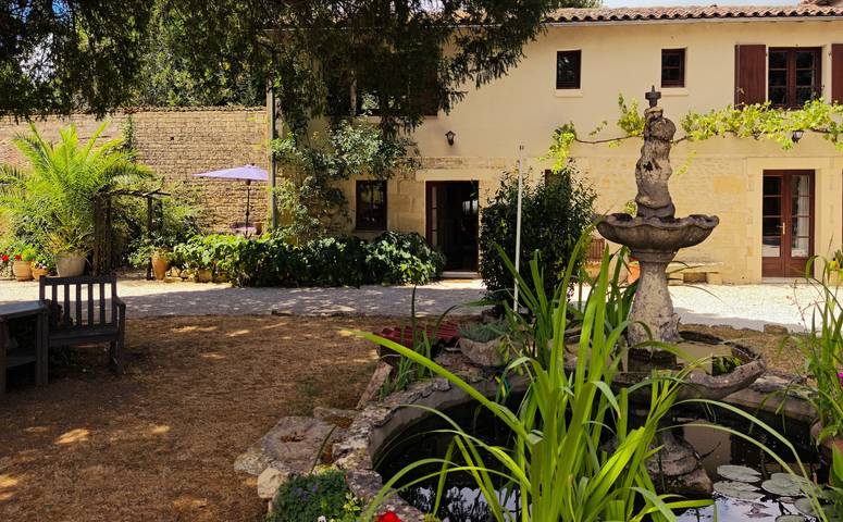 Gîte pour 8 personnes, avec piscine, adapté aux familles à Chef-Boutonne