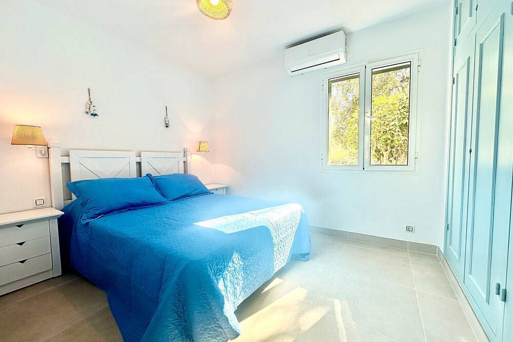 Entire apartment, Apartment 'Addaia' with Mountain Views, Shared Pool and Wi-Fi in Port d'Addaia, Es Mercadal