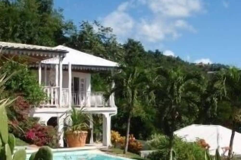 Apartamento entero, Amplio estudio, Vista Al Mar, 300 euros / semana, aire acondicionado, piscina, terraza, jardín. in Schoelcher, Martinica