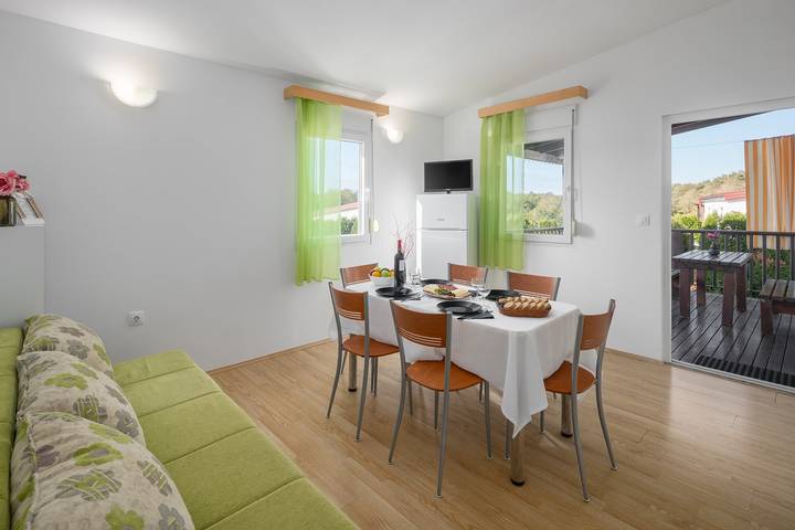 Ferienhaus mit privatem Pool Nr.9 im Ferienpark Jelovci in Zentralistrien
