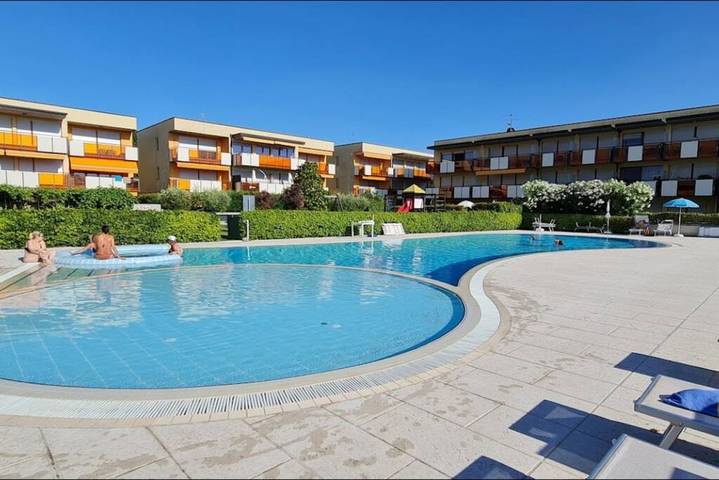 Glamping voor 4 personen, with tuin and uitzicht op het meer as well as zwembad aan het Gardameer