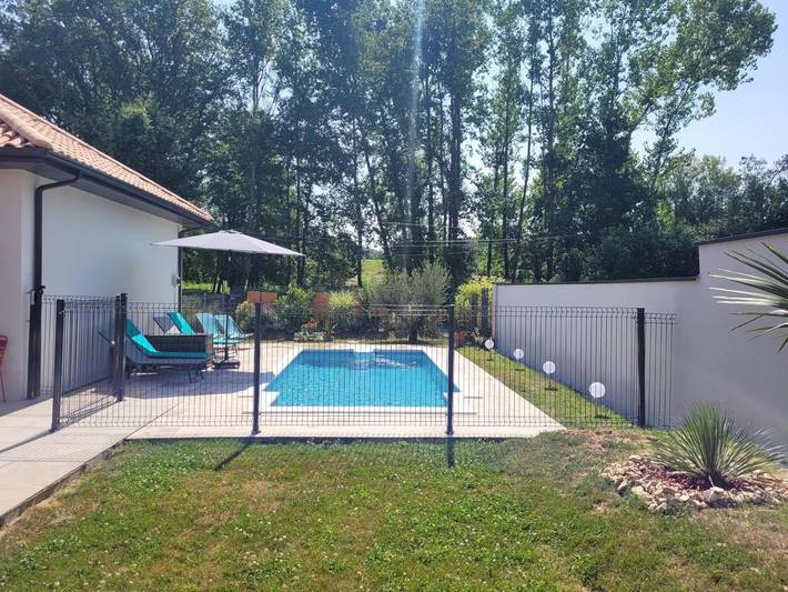 Location de vacances pour 5 personnes, avec jardin ainsi que vue et piscine à Lanzac - 4