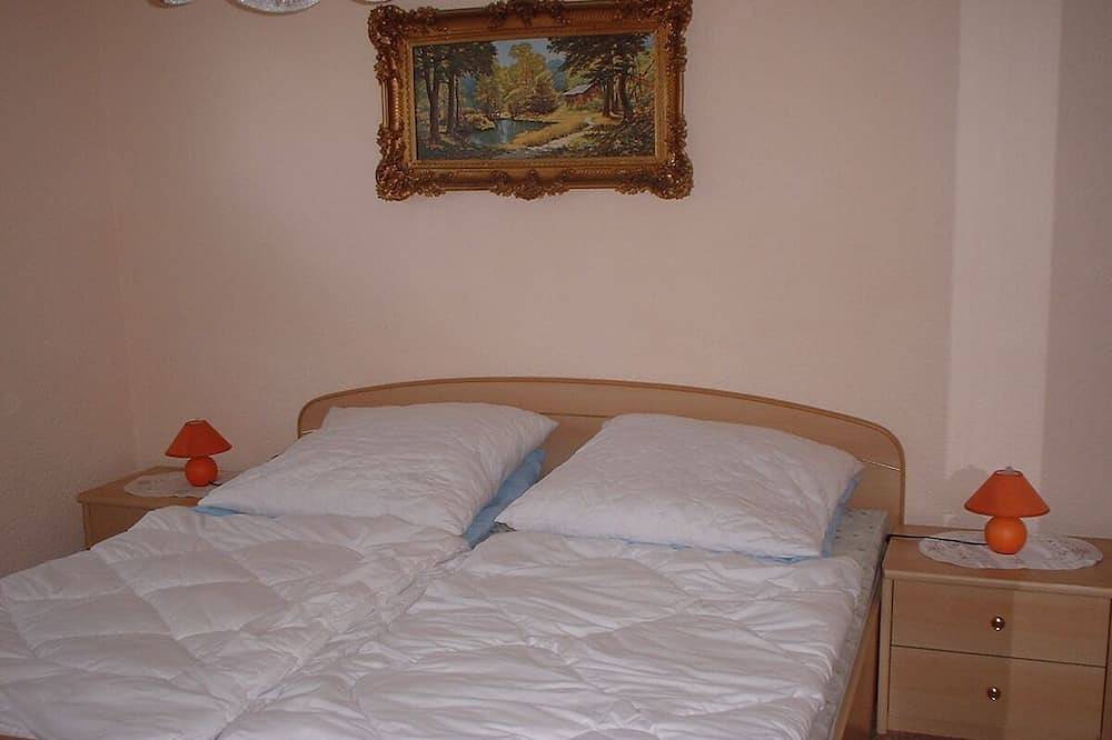 Ganze Wohnung, Komfortable Ferienwohnung mit Terrasse und Spielplatz nahe dem Achterwasser in Warthe, Rankwitz