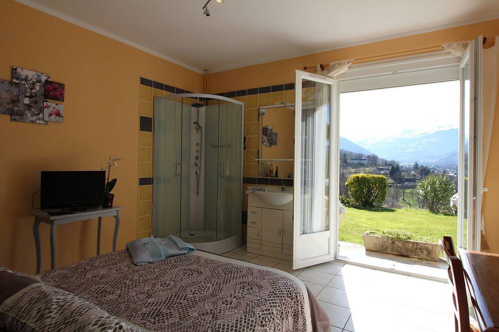 Krys chambre vue sur les pyrenees et le pis du midi in Bagnères-de-Bigorre, Hautes-Pyrénées