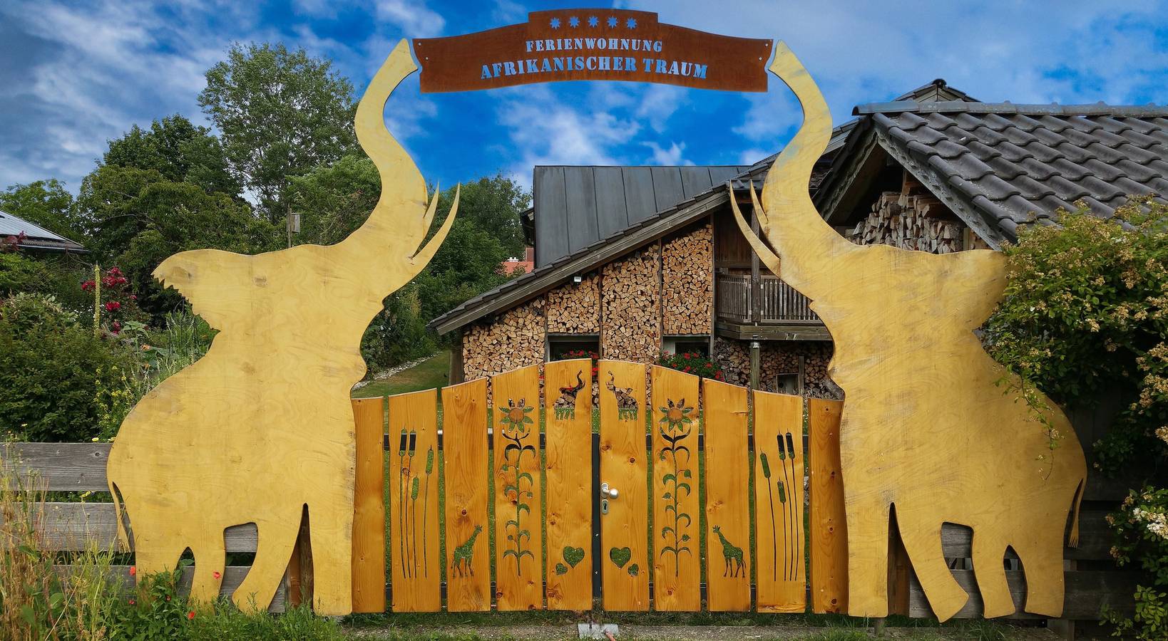 Ganze Wohnung, Ferienwohnung 'Fewo Eitermoser Afrikanischer Traum' mit privater Terrasse, privatem Garten und Wlan in Pfaffing, Landkreis Rosenheim