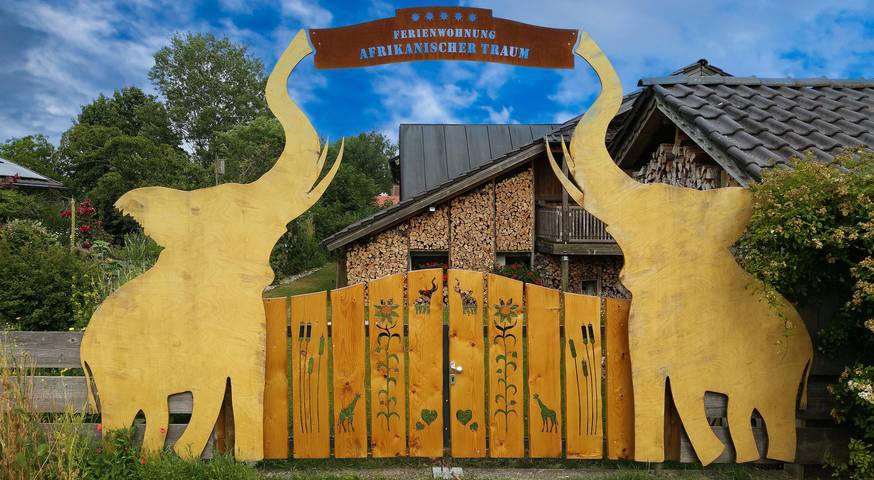 Ganze Wohnung, Ferienwohnung 'Fewo Eitermoser Afrikanischer Traum' mit privater Terrasse, privatem Garten und Wlan in Pfaffing, Landkreis Rosenheim