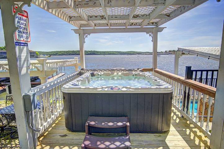 Vacation rental for 48 people, with hot tub and balcony in Lake of the Ozarks