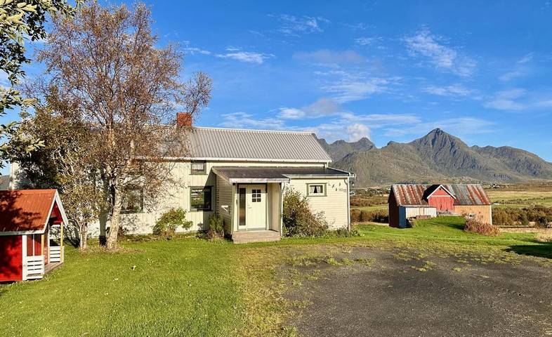 Ferienhaus für 4 Personen, mit Ausblick und Garten sowie Terrasse und Seeblick in Leknes