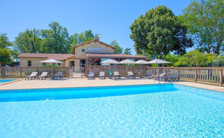 Club vacances pour 4 personnes, avec sauna ainsi que piscine et terrasse en Dordogne