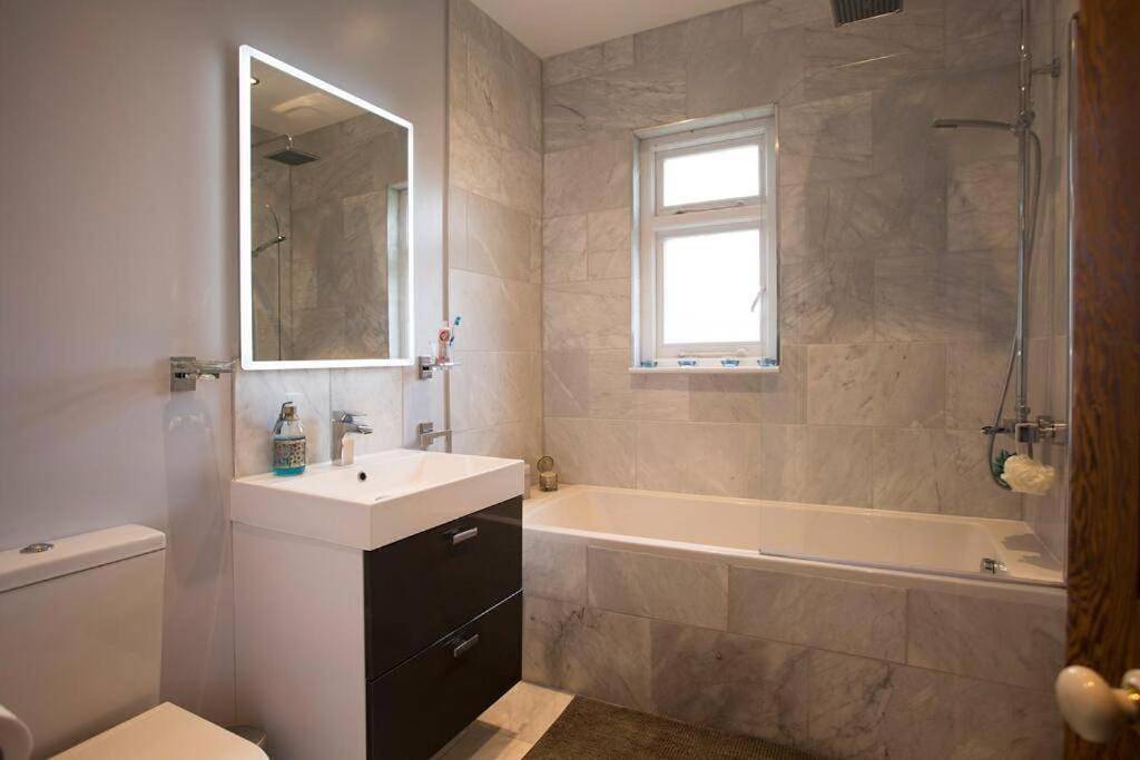 Rie's Retreat - The Emerald room in Glastonbury, Somerset