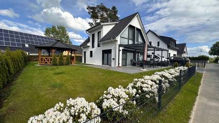 Ferienhaus für 8 Personen, mit Pool und Sauna sowie Whirlpool und Garten, kinderfreundlich in Göhren-Lebbin