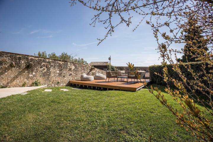 Appartamento intero, Appartamento '5 Terrazze Arcady' con vista lago e montagna, giardino e Wi-Fi in Spiaggia Fontanella (Gargnano), Gargnano