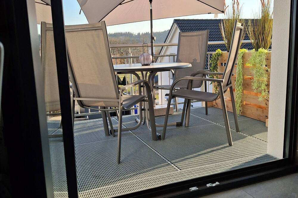 Ganze Wohnung, Ferienwohnung Bodensee-Suedwind nachhaltig Maisonette mit Südbalkon & Alpensicht in Eigeltingen, Landkreis Konstanz
