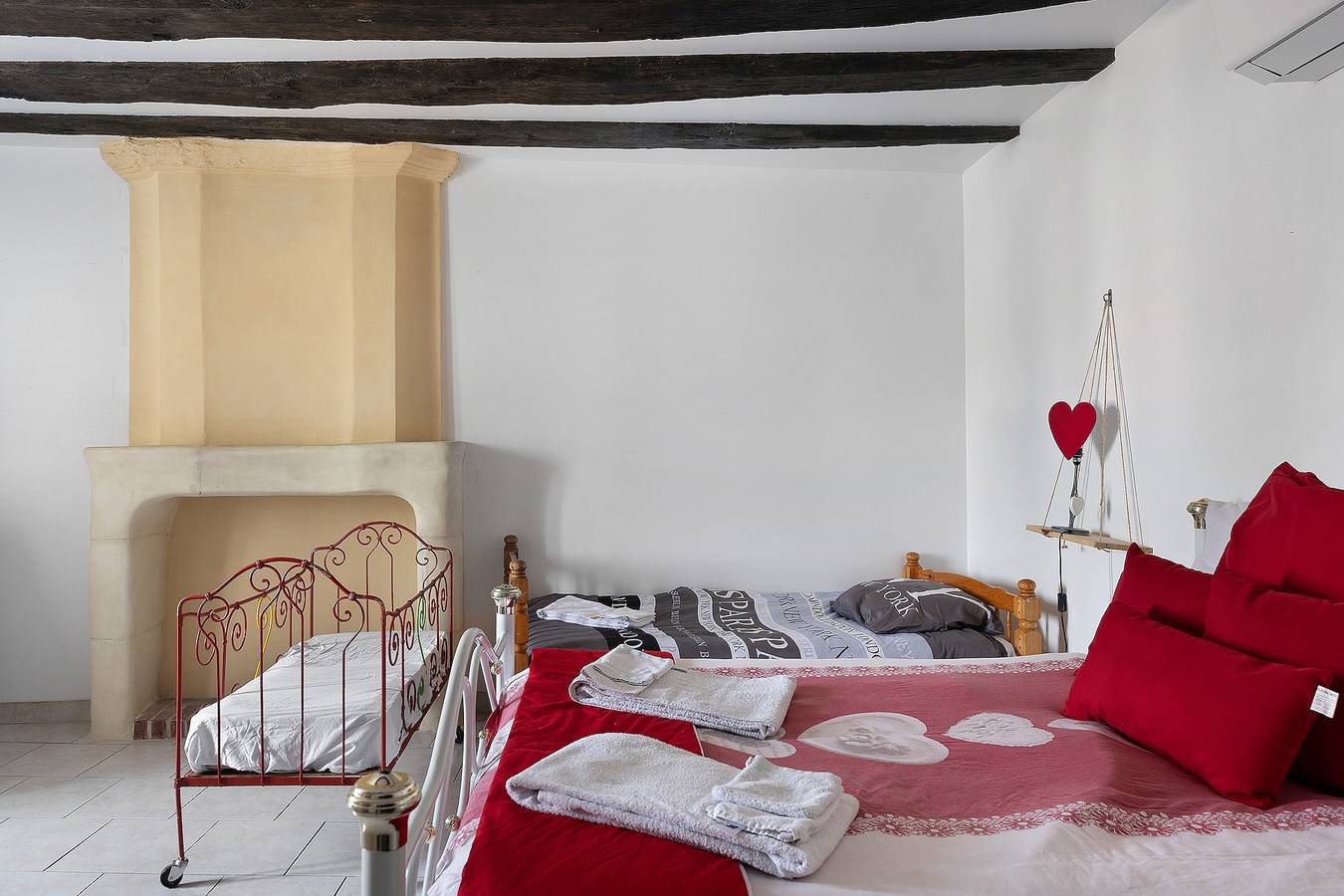 Chambre Rouge 20m² Sdb Privée avec brunch in Hommes, Région de Tours