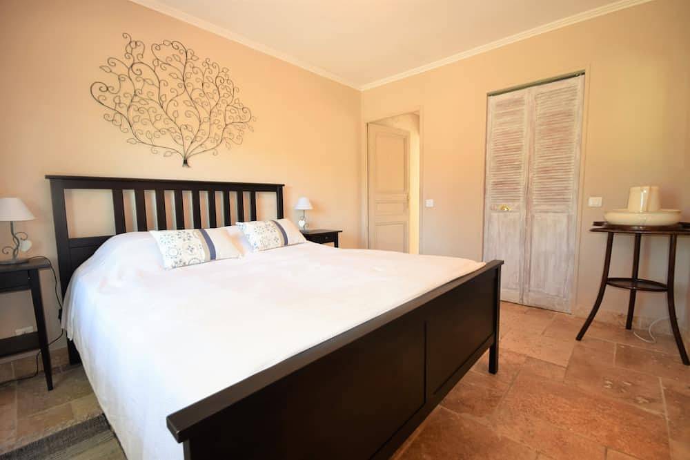 Villa moderne avec un beau jardin, piscine chauffée, un espace barbecue, à proximité des plages in Roquebrune-sur-Argens, Région de Draguignan