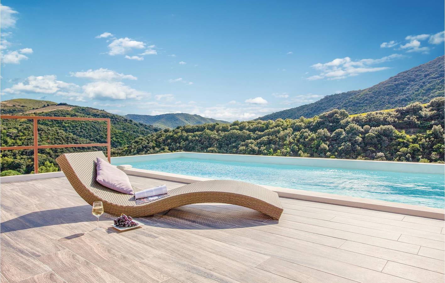 Apt de 136m2 avec parking, piscine et jardin - 300m de Saint-Nazaire in Saint-Nazaire-de-Ladarez, Région de Béziers