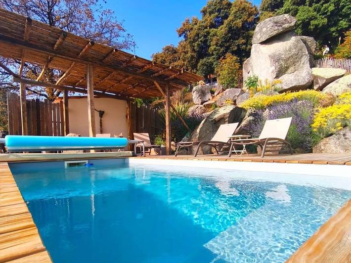 Gîte pour 4 personnes, avec terrasse ainsi que vue et piscine - 1